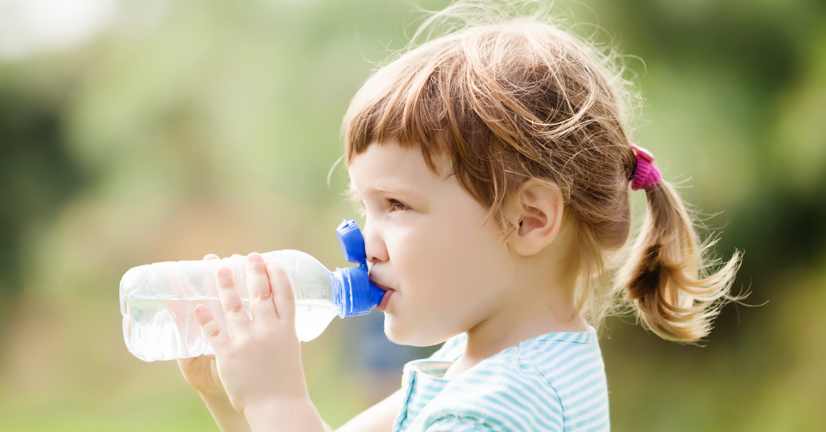 Devojčica pije vode
