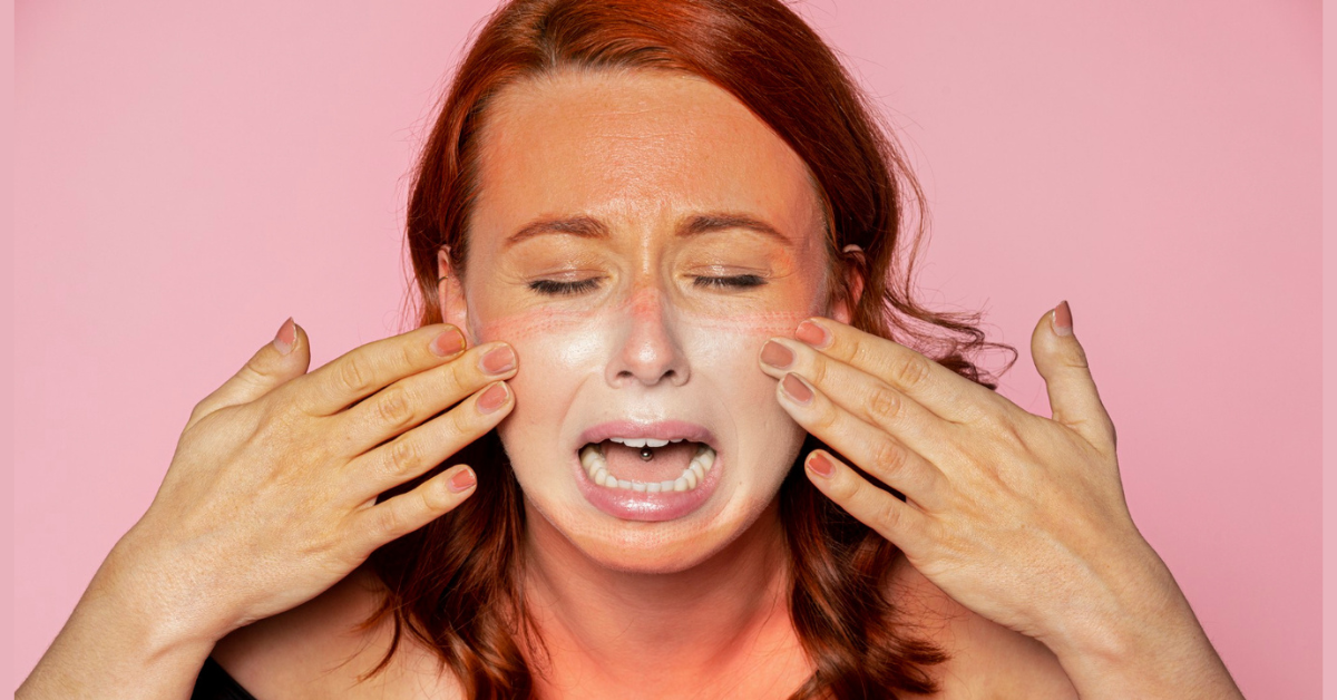 žena vrišti i drži se za lice