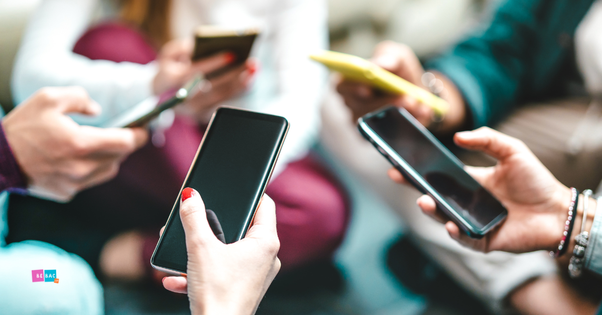 mobilni telefoni u rukama mladih