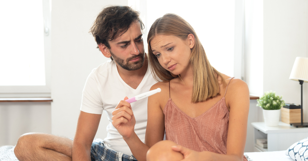 par gleda u test za trudnoću