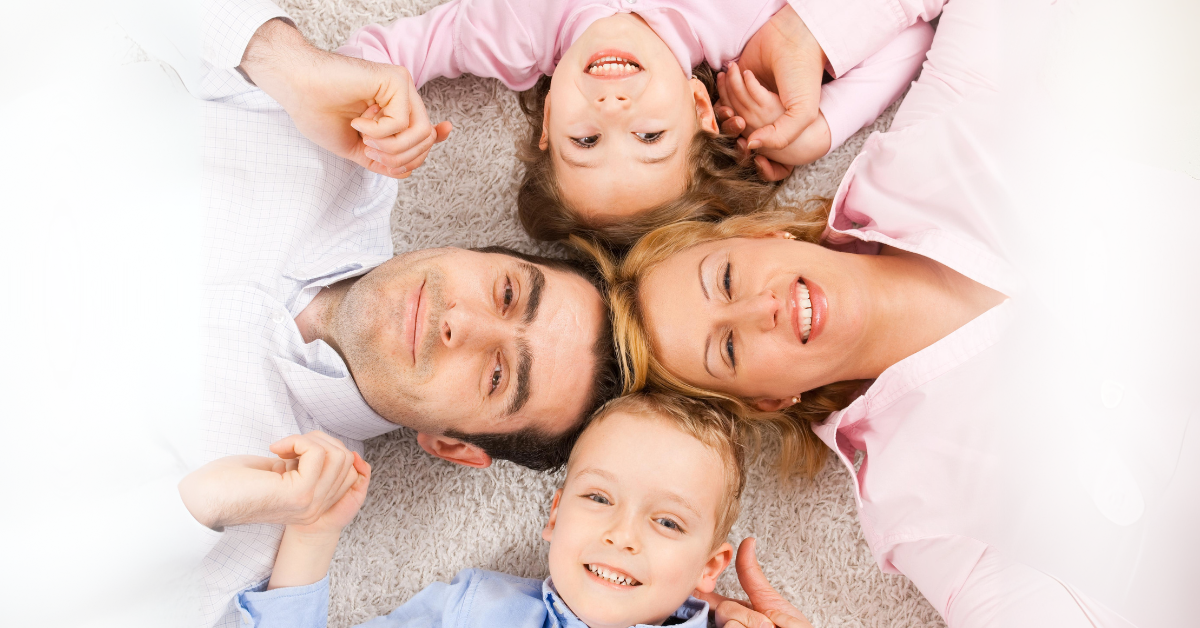 srećna porodica na okupu