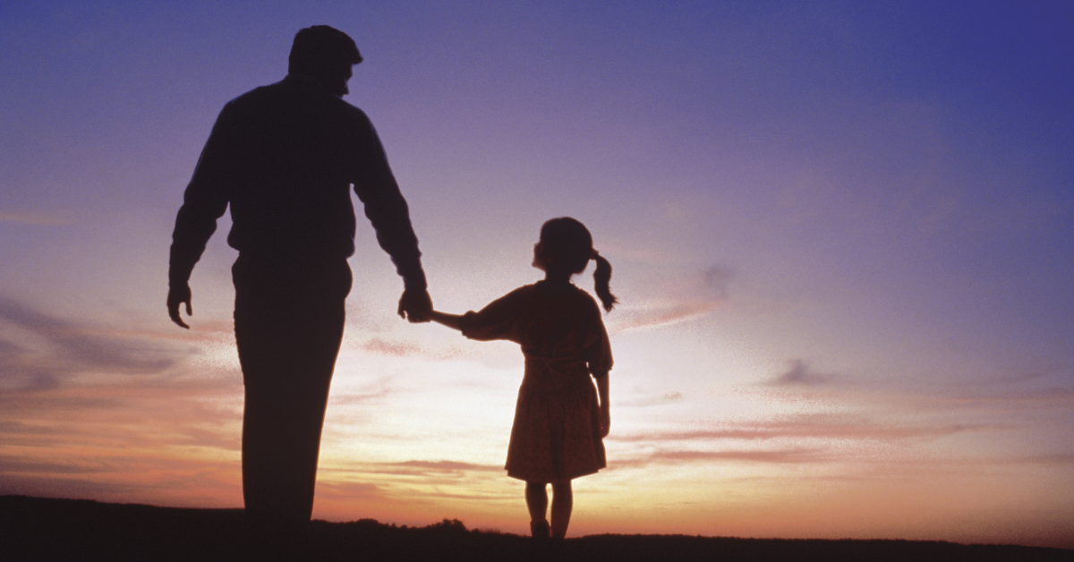 tata i ćerka se drže za ruke