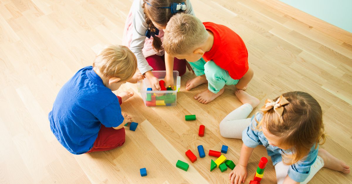 Deca se igraju u vrtiću