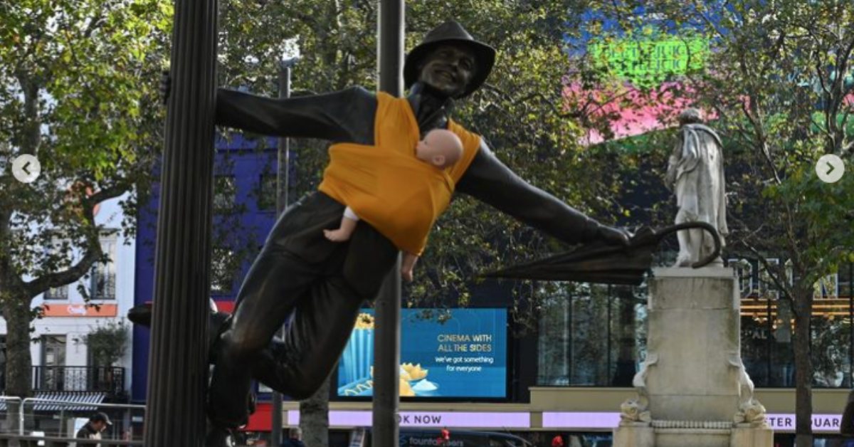 lutka bebe u nosiljci na londonskoj statui