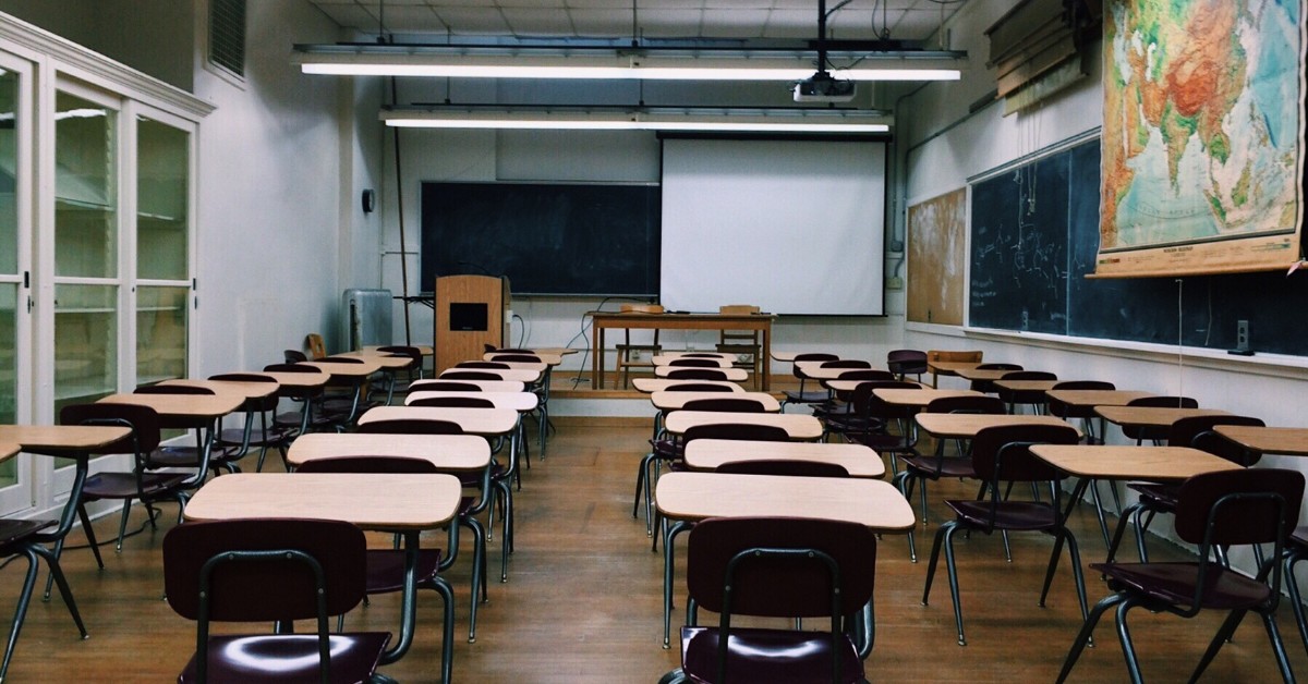 prazna učionica, tabla, klupe i stolovi