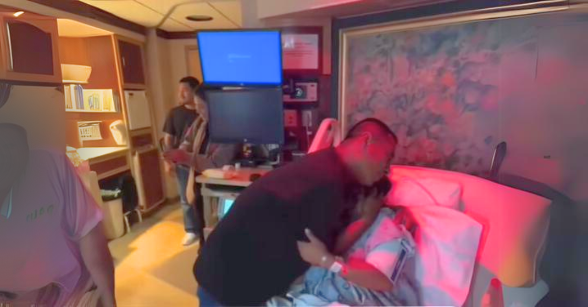 tata grli ćerku u porodilištu nako porođaja