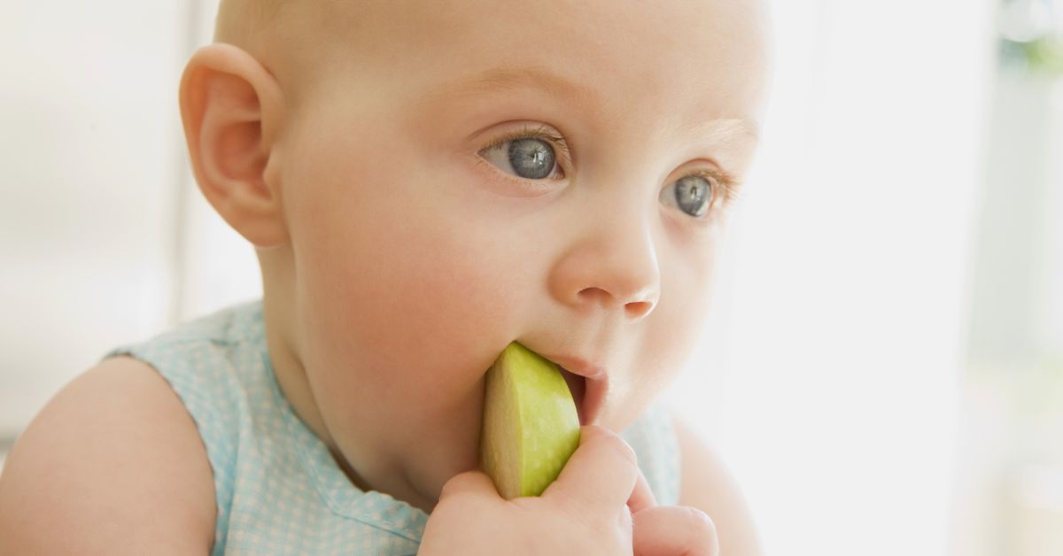 Beba jede krišku jabuke