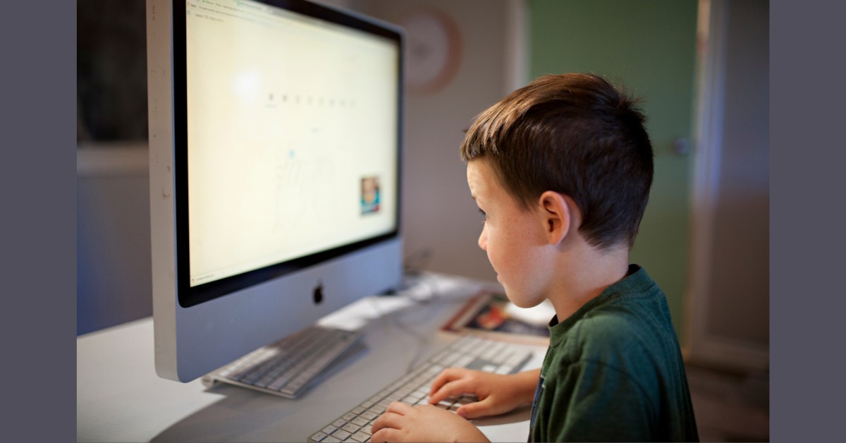 dečak za kompjuterom