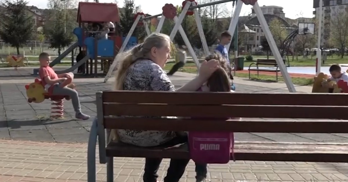 Atifa Ljajić sa ćerkom na igralištu