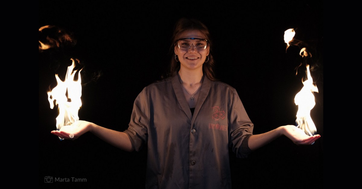 devojka radi eksperiment sa vatrom - festival nauke