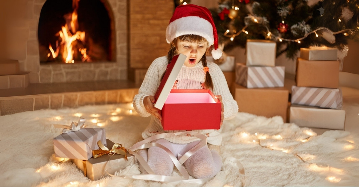 devojčica se raduje novogodišnjem poklonu