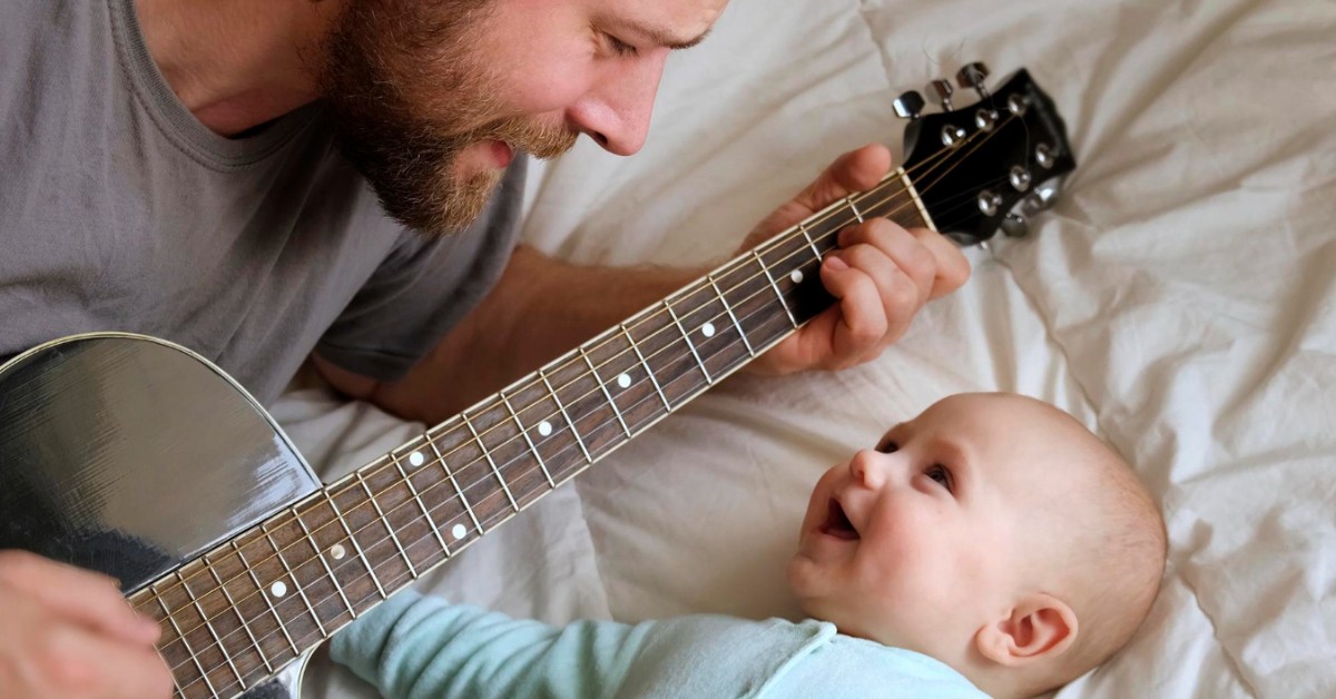 tata svira bebi gitaru