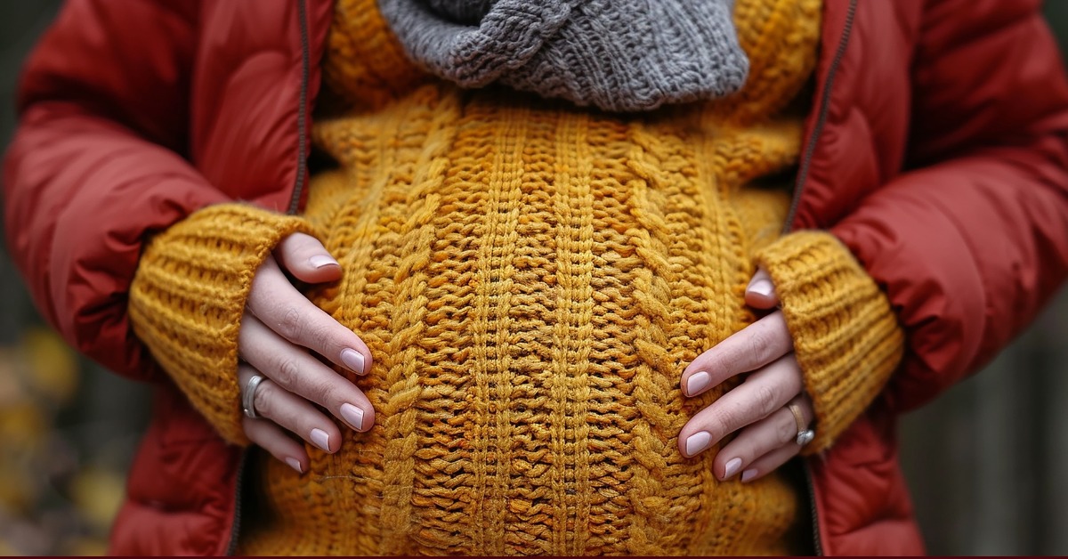 Trudnica u džemperu i jakni