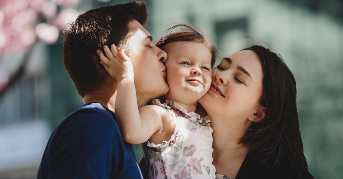 mama i tata ljube ćerkicu