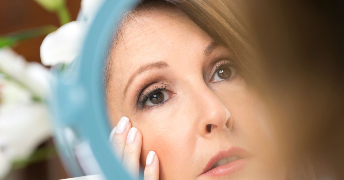 Žena se gleda u ogledalo