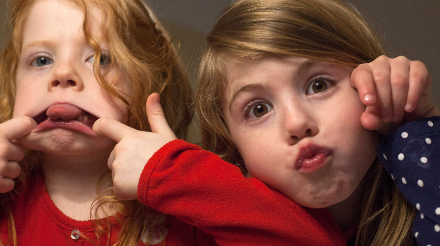 Dve devojcice se plaze i prave face