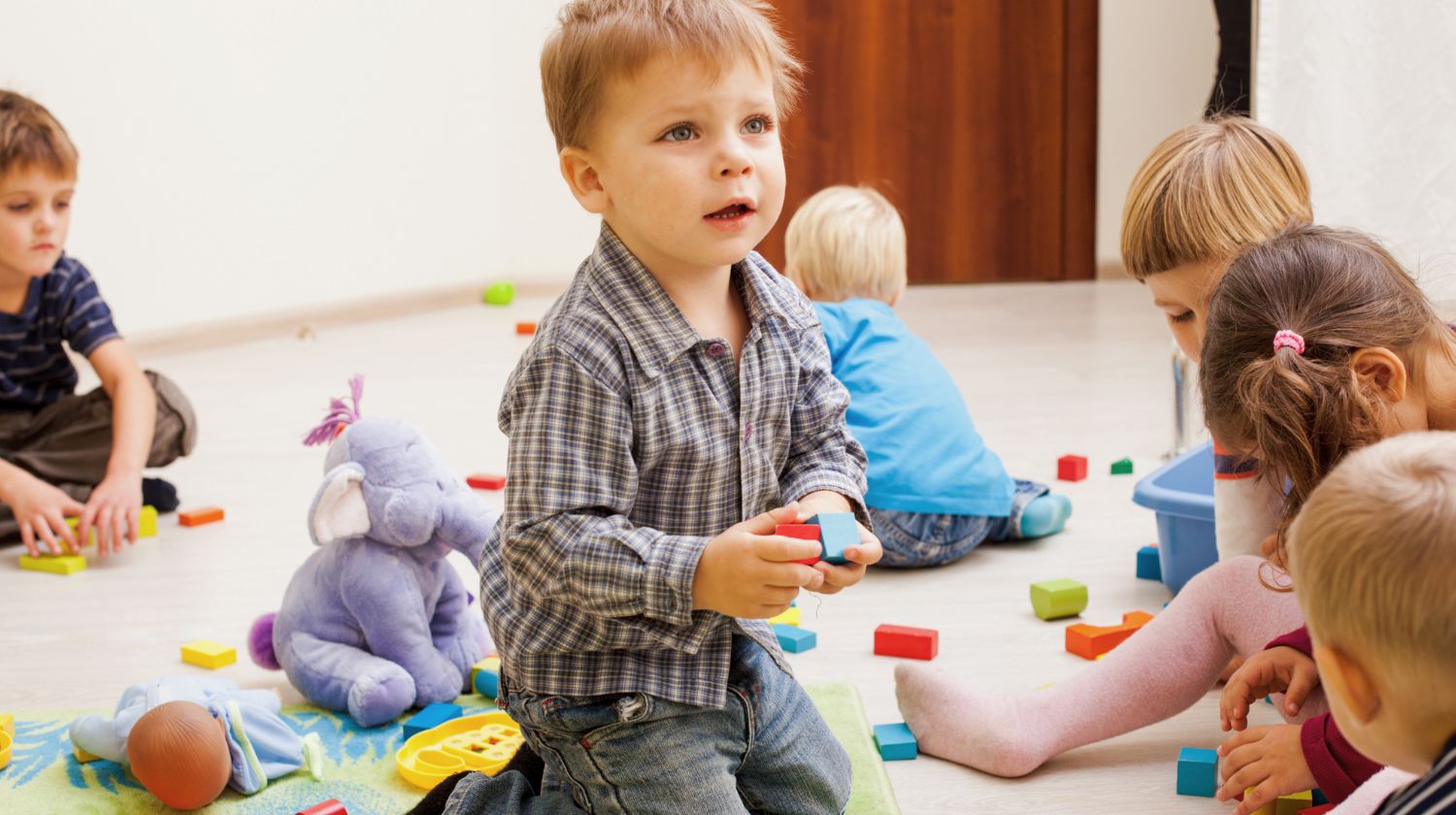 Deca sede na podu i igraju se