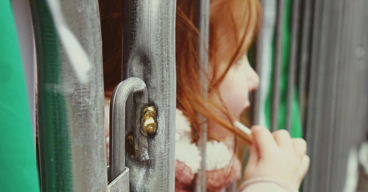 beba pred zaključanim vrtićem