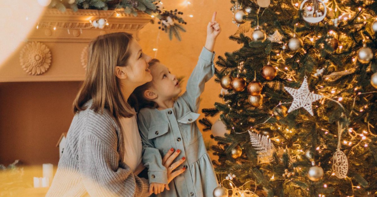 mama i ćerka kite jelku