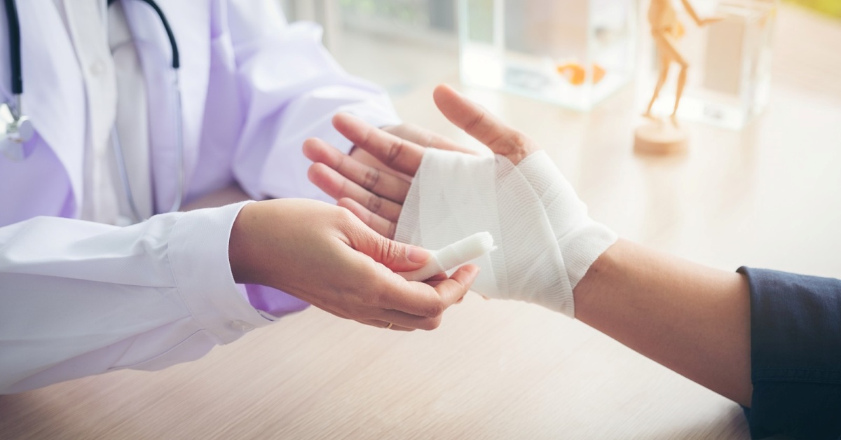 Previjanje povređene ruke kod lekara