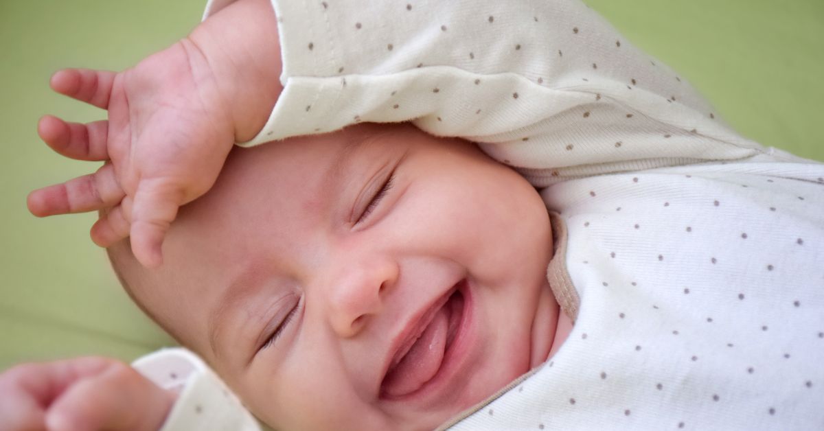 nasmejana beba maše rukama