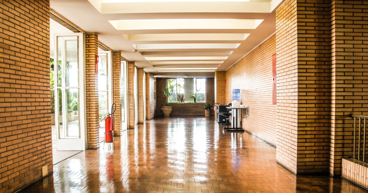 Prazan hodnik škole