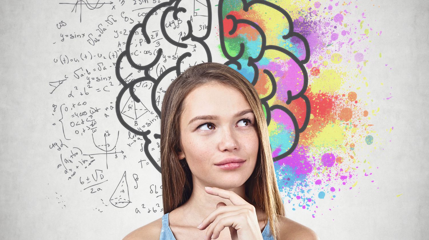 Devojka razmišlja crtež mozga leva i desna hemisfera u pozadini