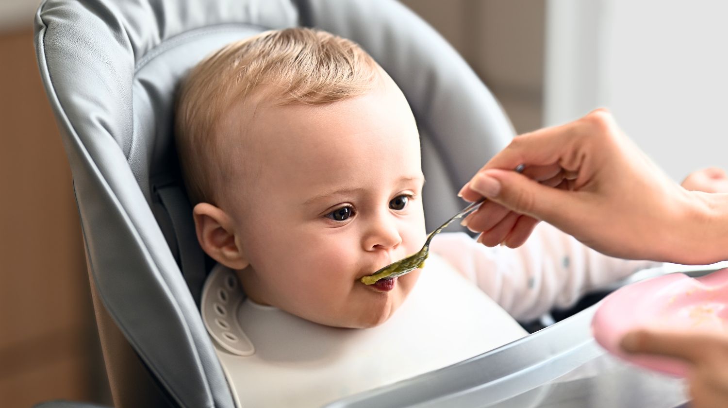 Mama hrani bebu kašičicom