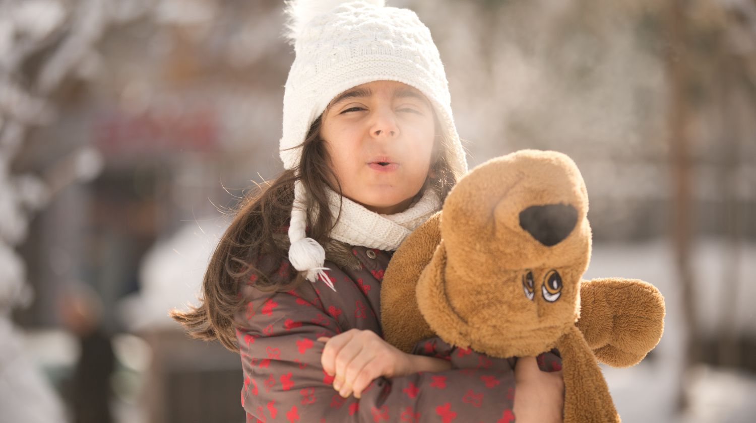 Devojčica napolju hladno vreme plišana igračka