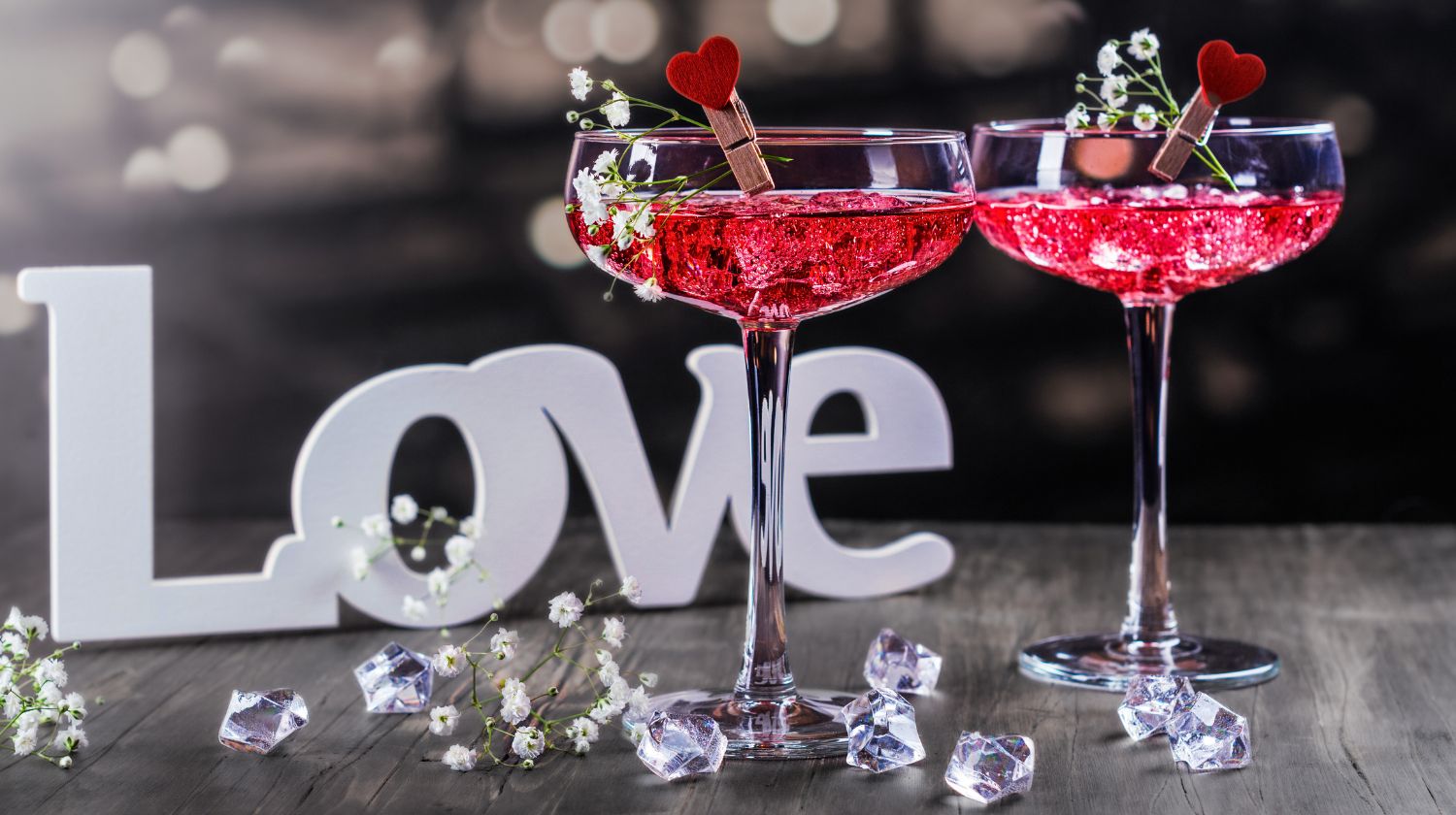 Dve čaše crveni koktel natpis ljubav