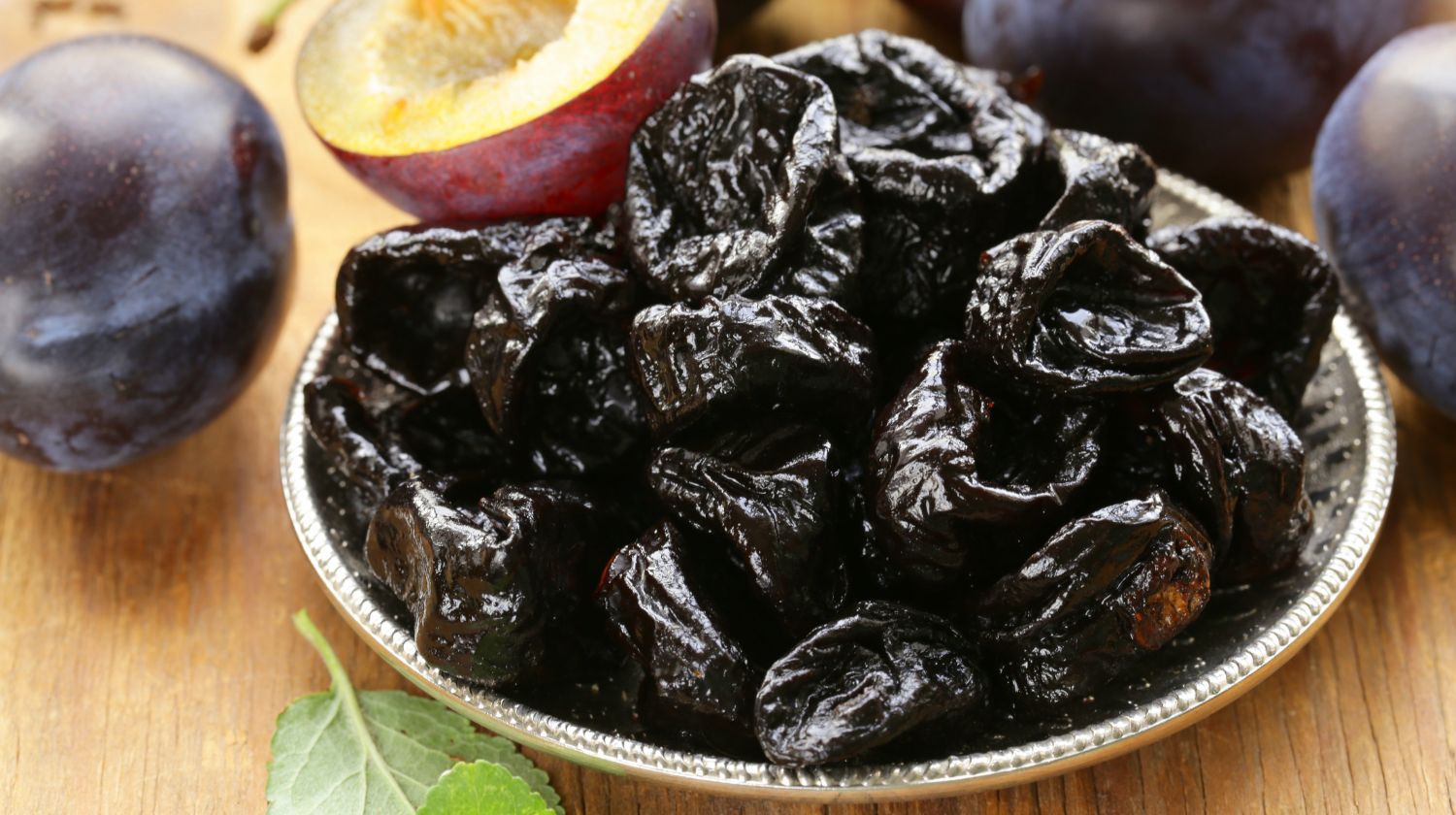 Činija sa suvim šljivama