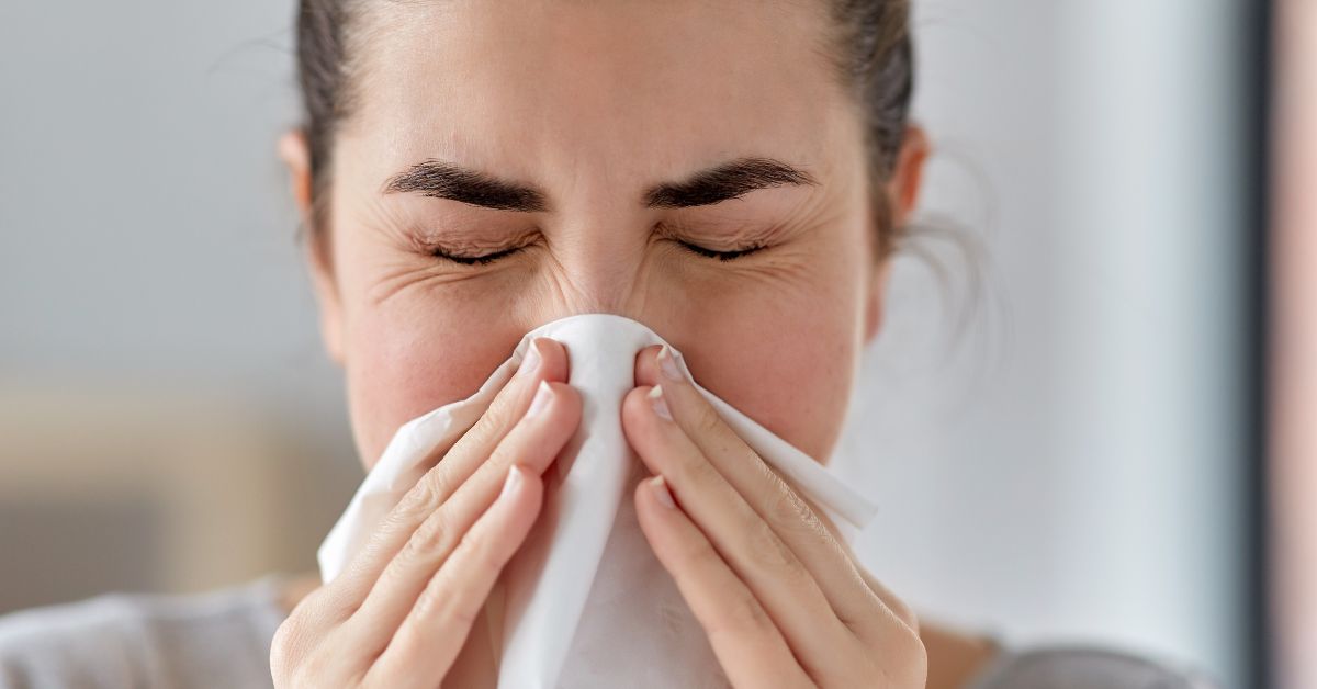 Trudnica sa začepljuenim nosom i maramicom