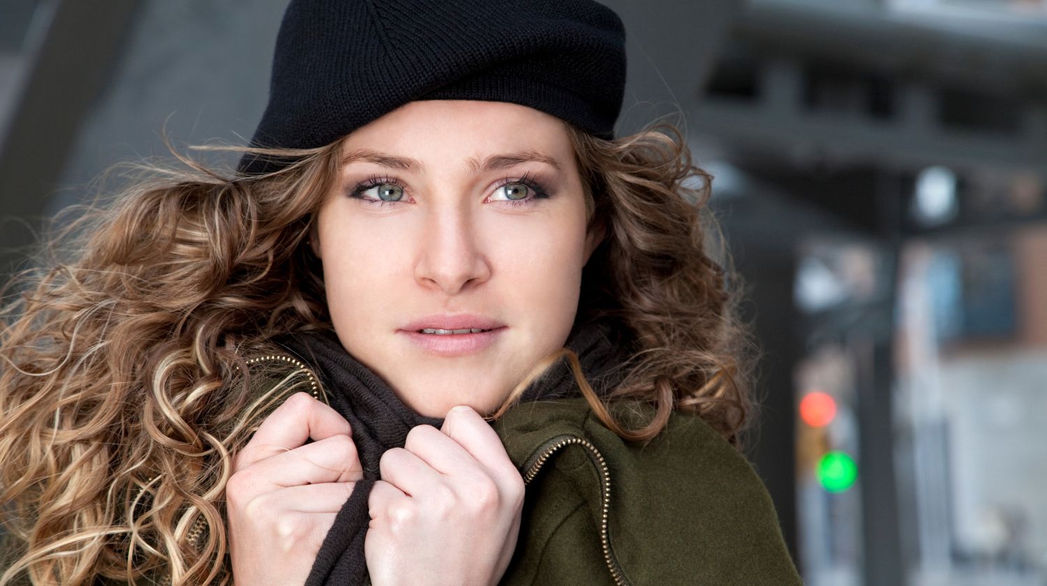 Žena sa kapom hladno vreme