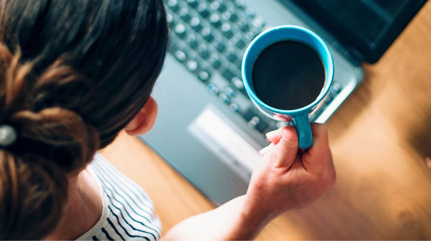 Kafa ženska osoba laptop