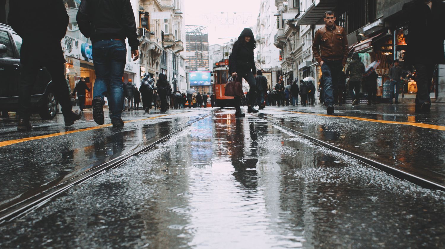 Kiša pada oblačno grad