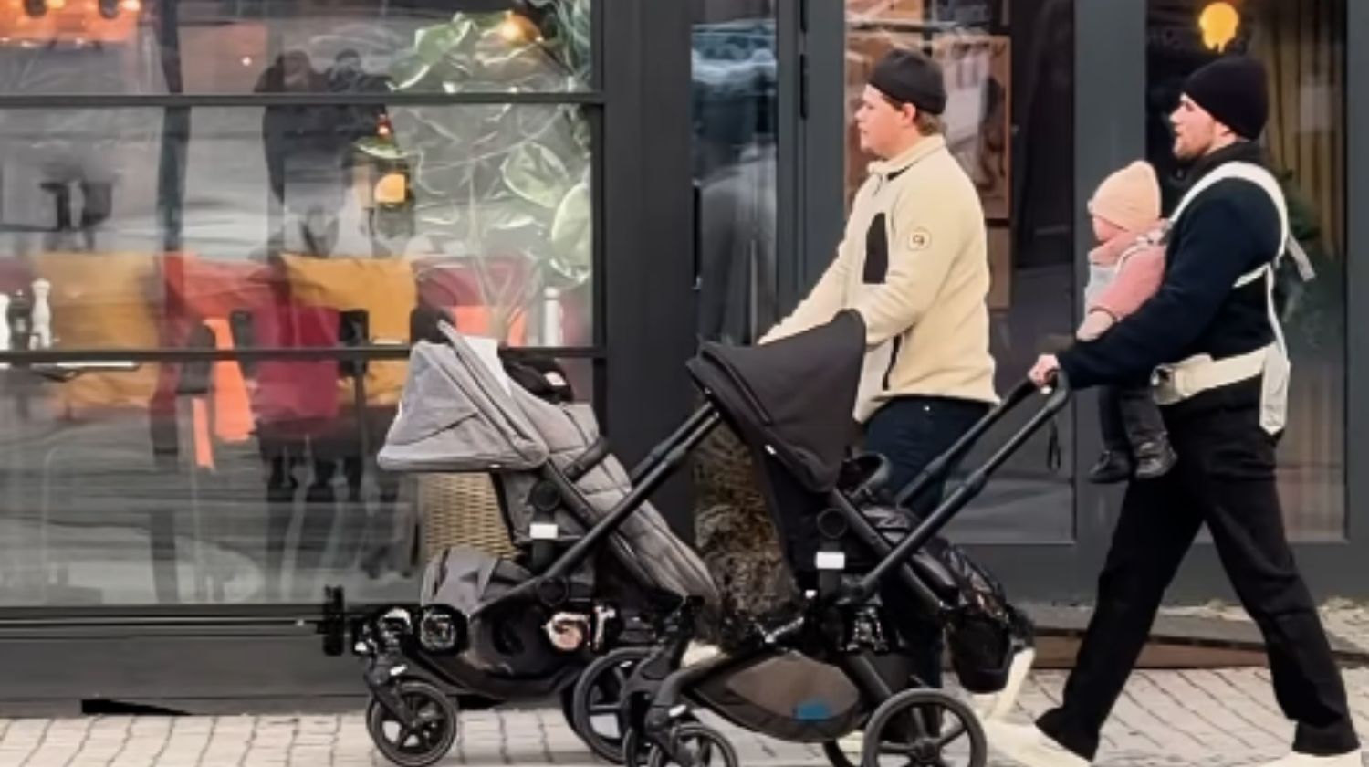 Late tata guraju kolica sa bebama