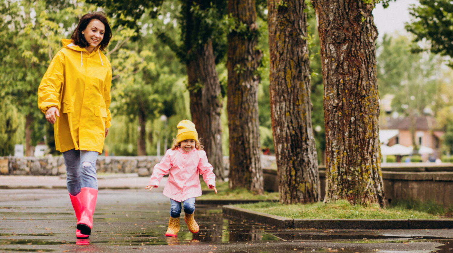 Mama i mala devojčica kišni dan šetnja