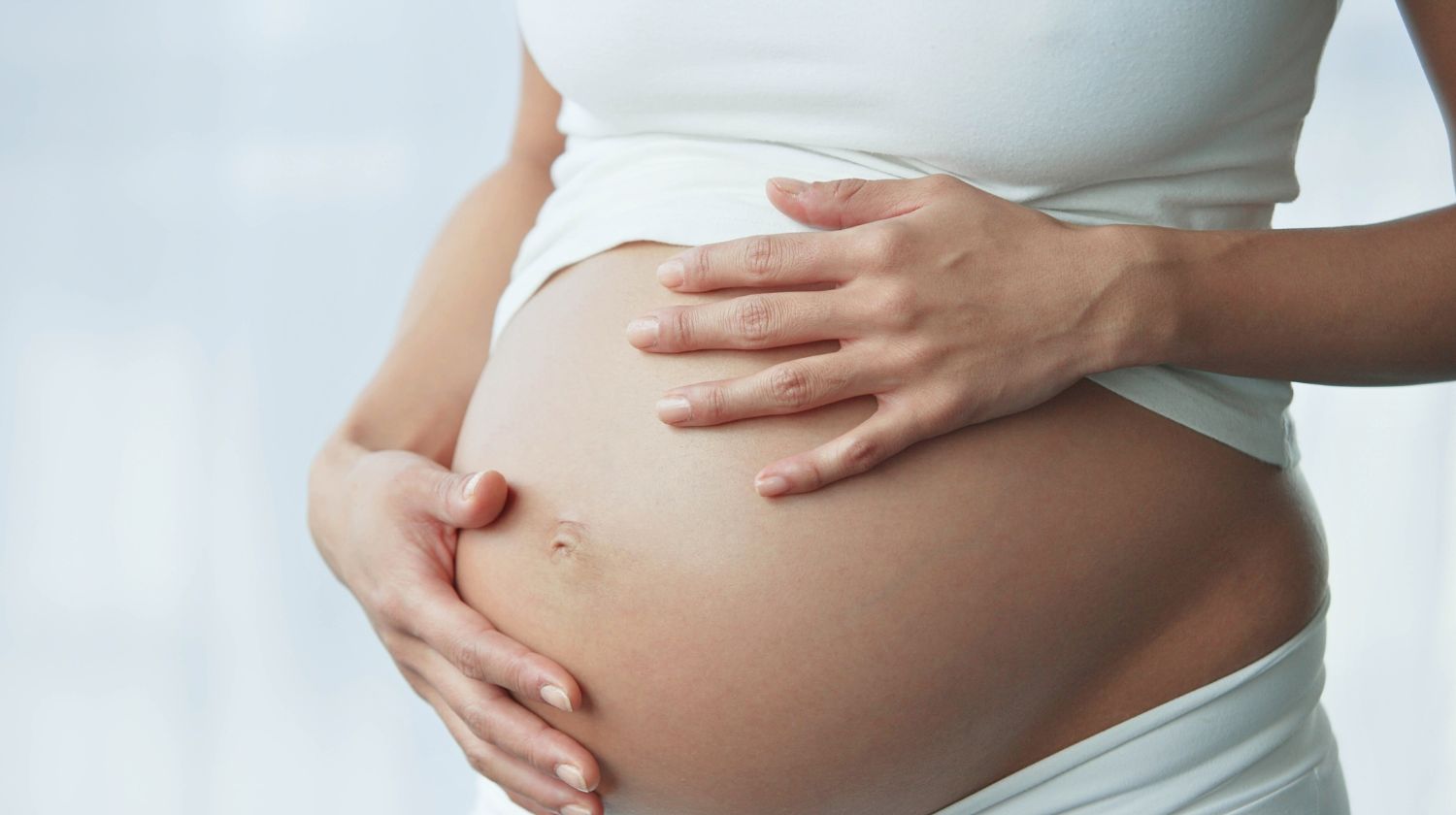 Trudnica ruke na stomaku