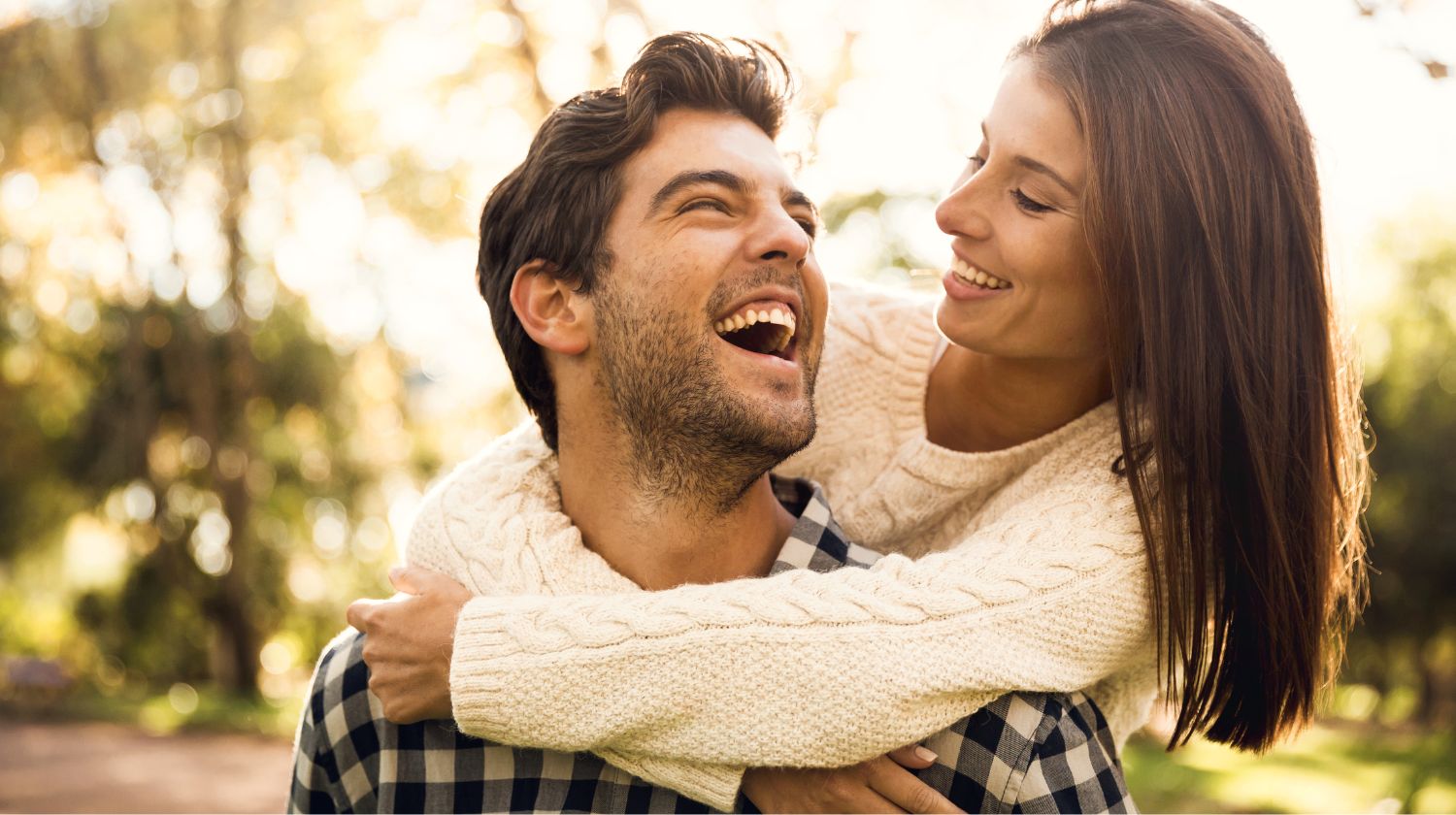 Žena i muškarac nasmejani zagrljaj