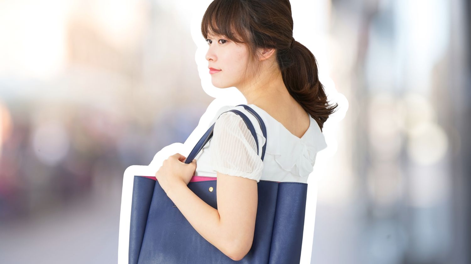 Žena nosi torbu preko ramena