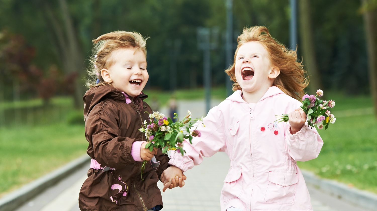 Dve devojčice trče i smeju se