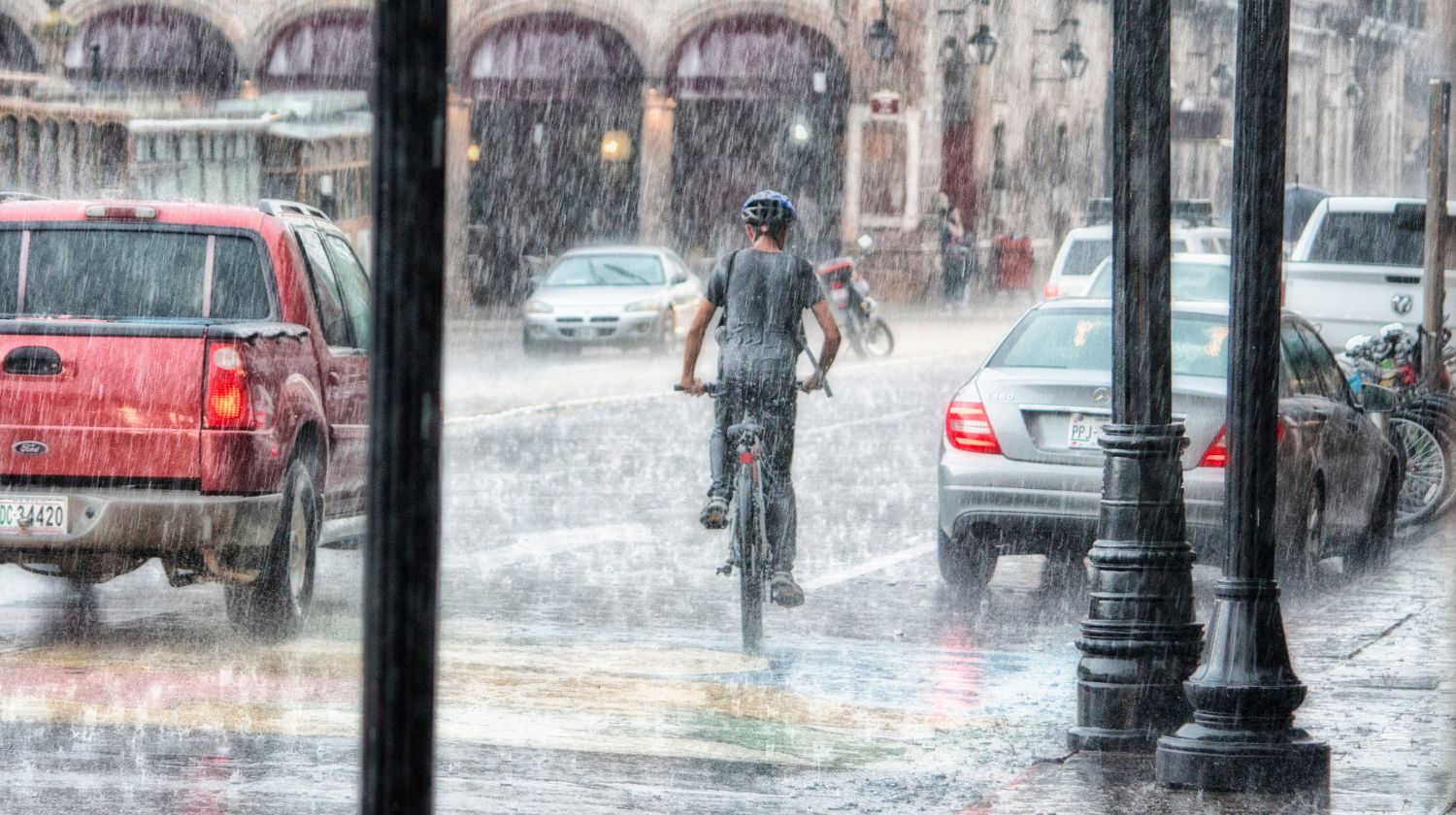 Jaka kiša pada biciklista grad