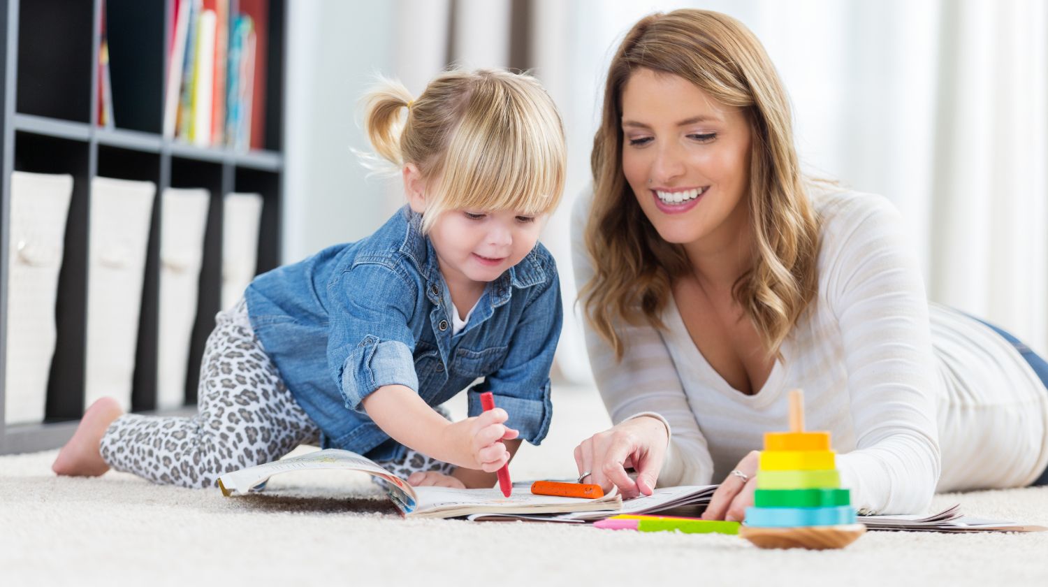 Mama i devojčica crtaju zajedno na podu