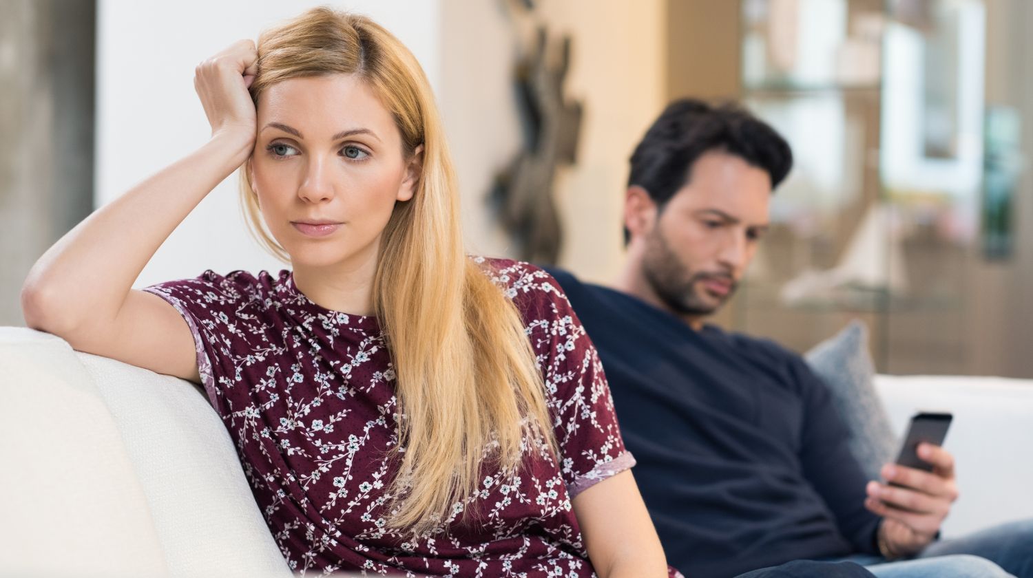 Par nakon svađe žena gleda u stranu muškarac u telefon