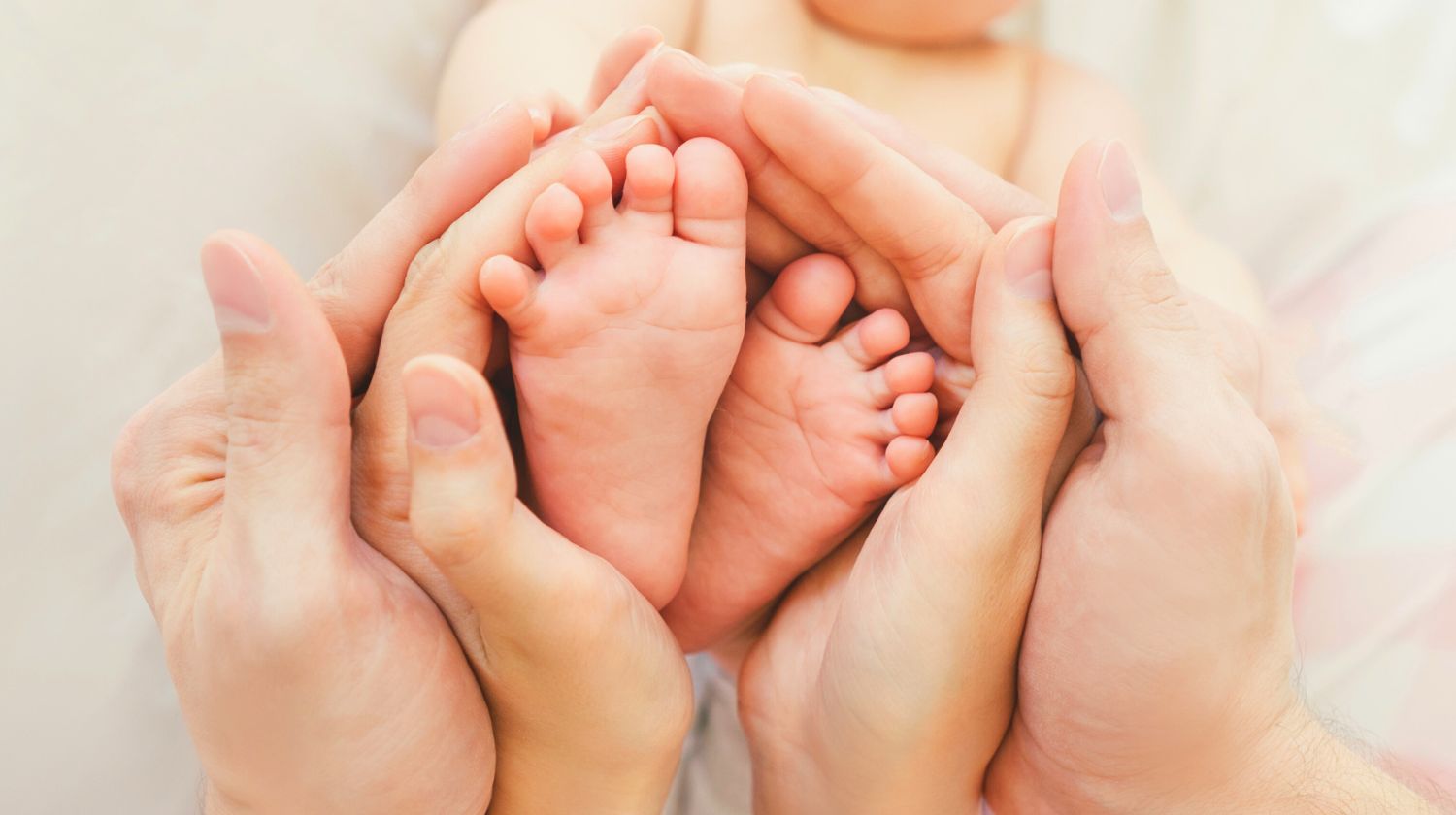 Mama i tata drže bebina stopala