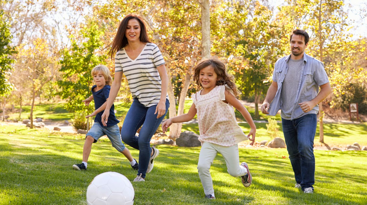 Mama tata i deca napolju igraju fudbal