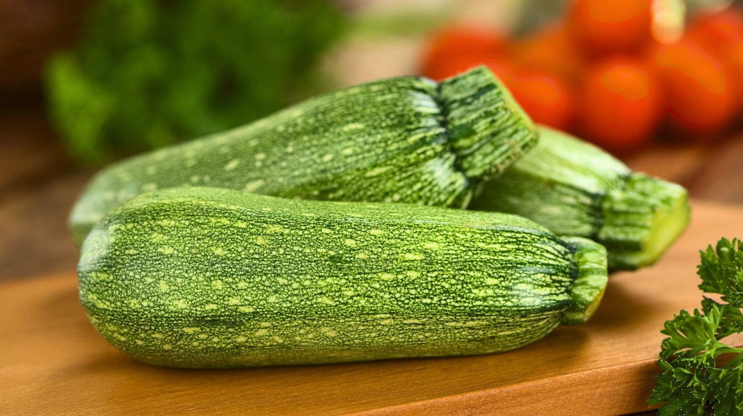 Tikvice povrće izdvojeno na kuhinjskom stolu