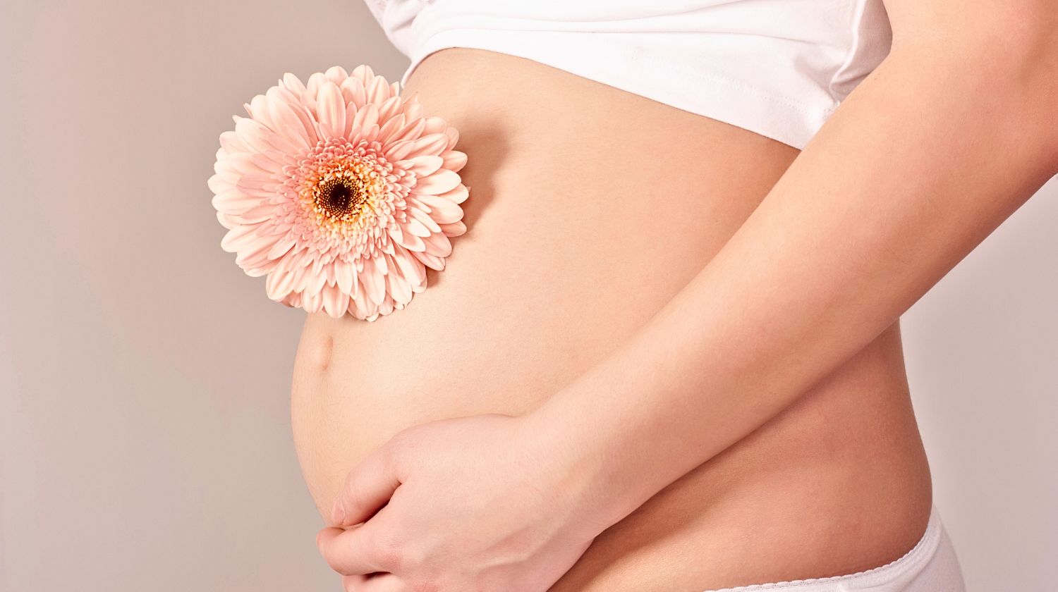 Trudnički stomak sa cvetom