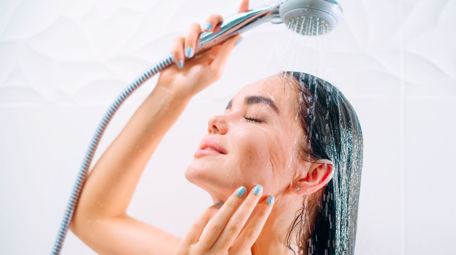 Žena se tušira