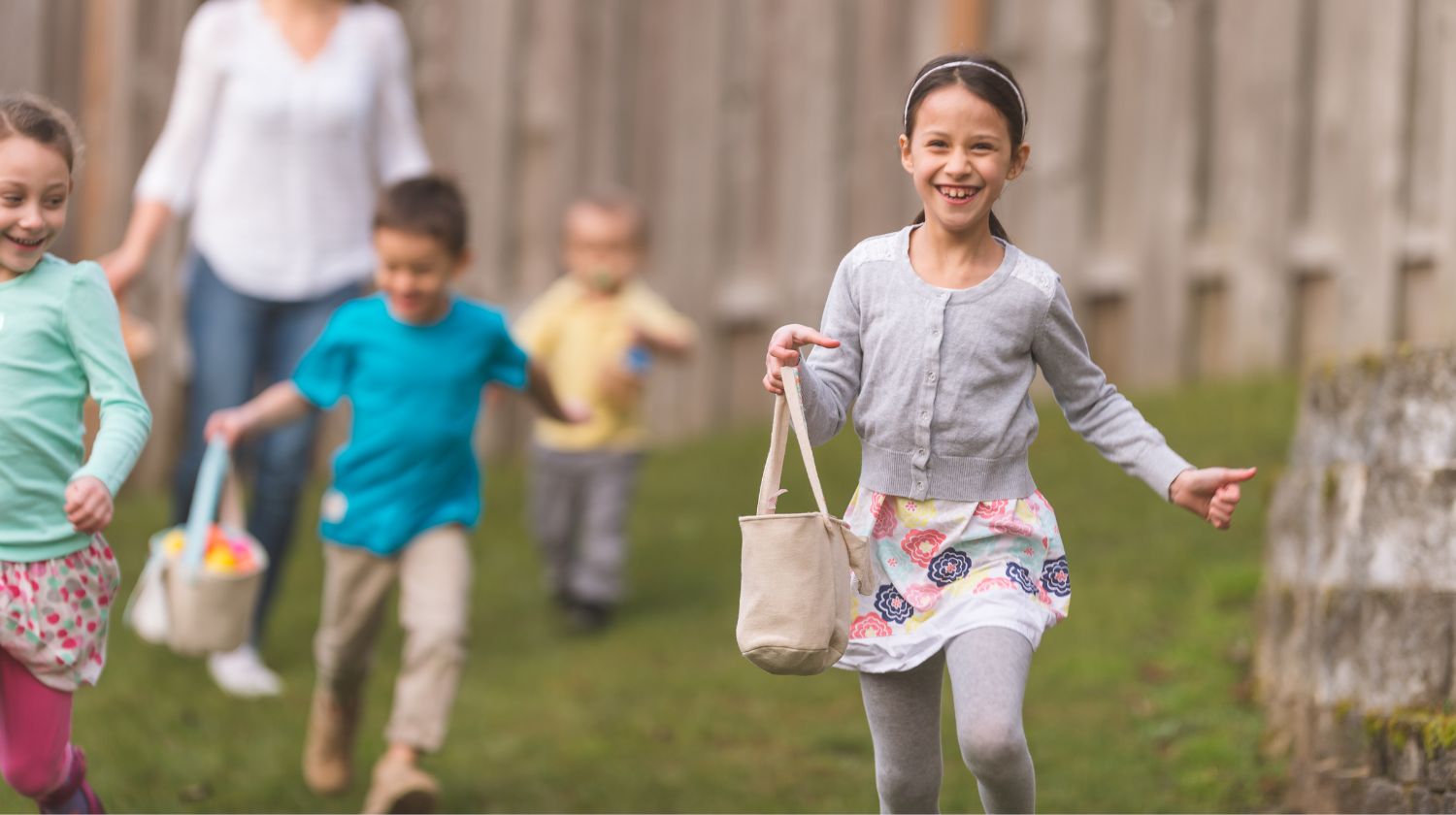 Deca trče sa korpama sa jaja Uskrs
